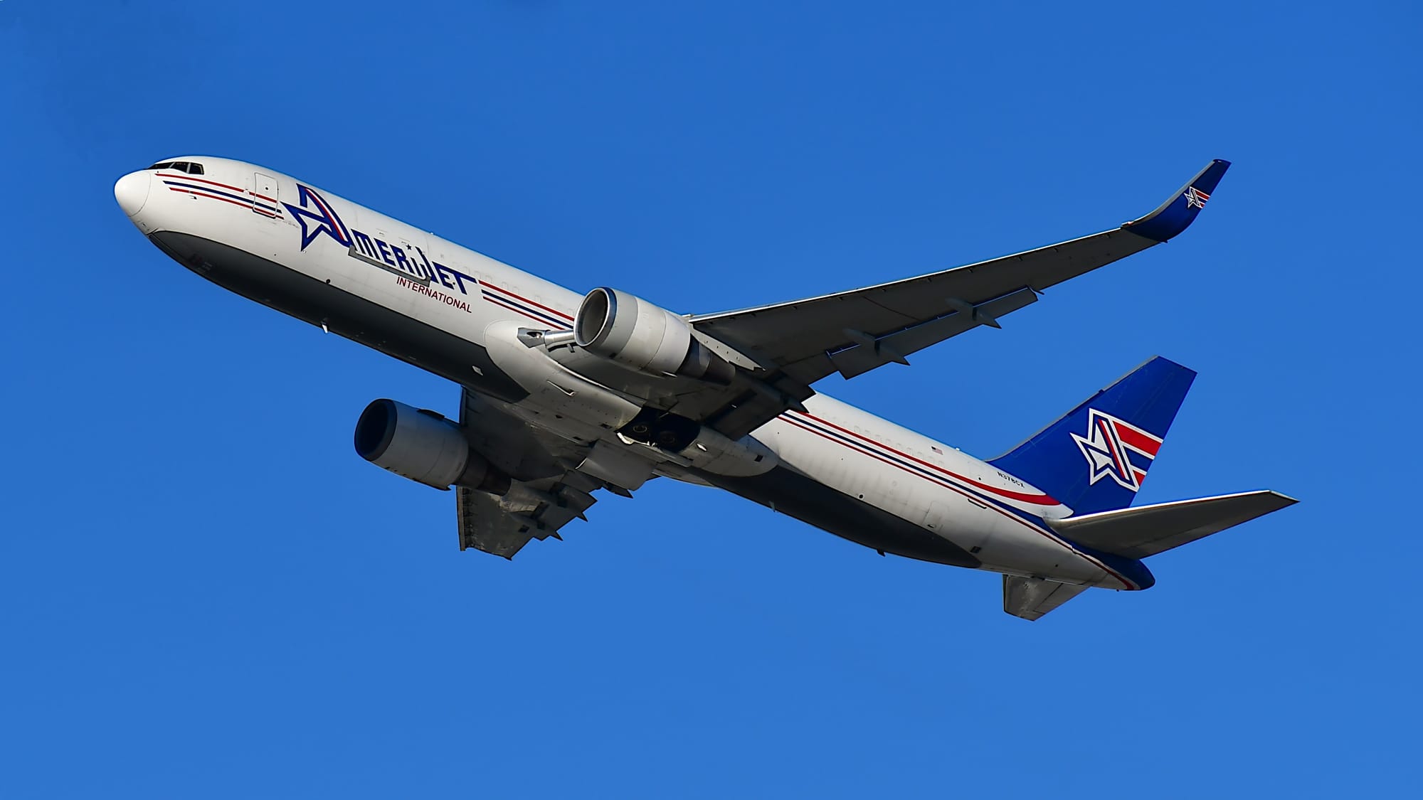 Boeing 767 departing KMIA